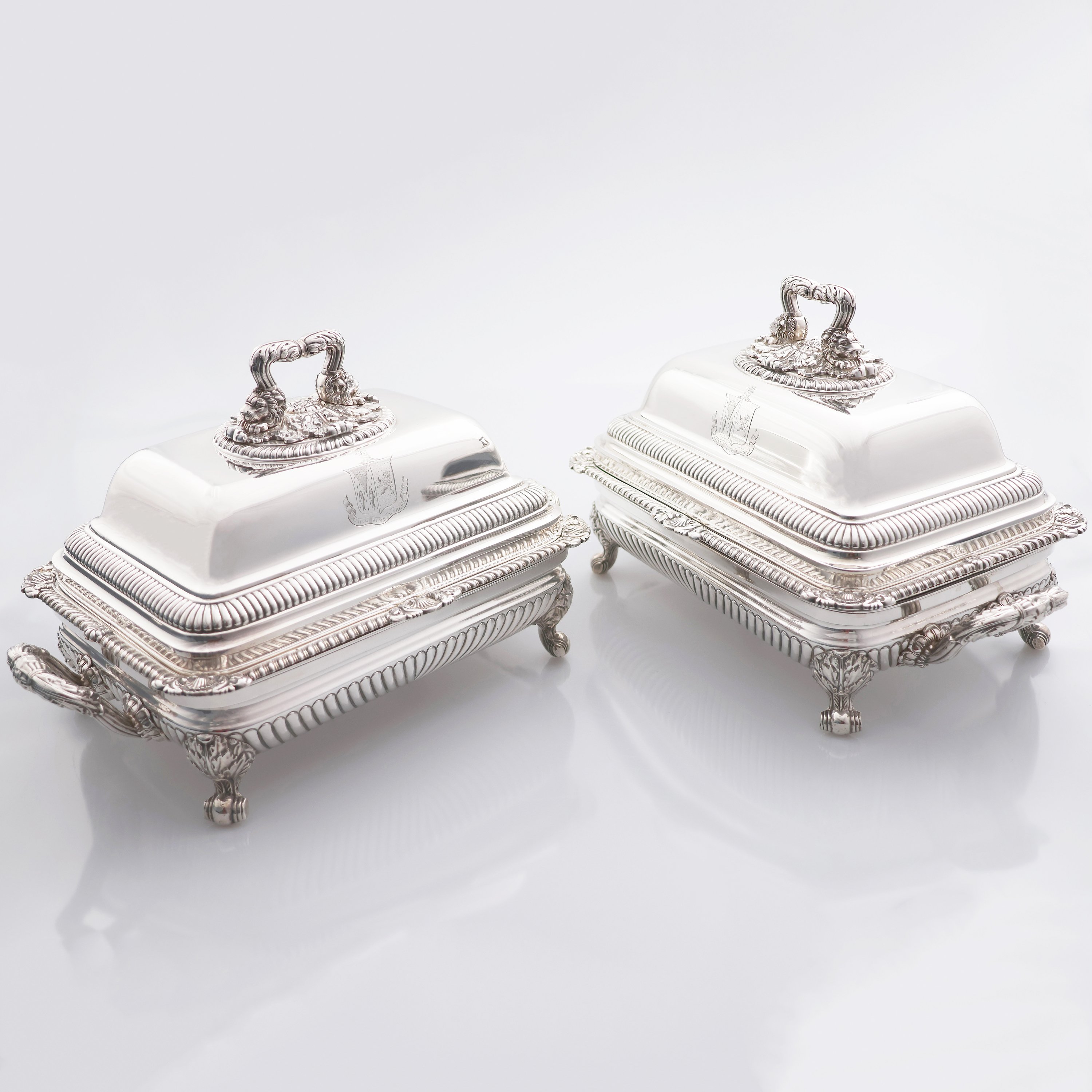 A pair of George III sterling silver entrée dishes and covers with sheffield-plated stands, Paul Storr, London, 1817 - Paul Storr - 1817