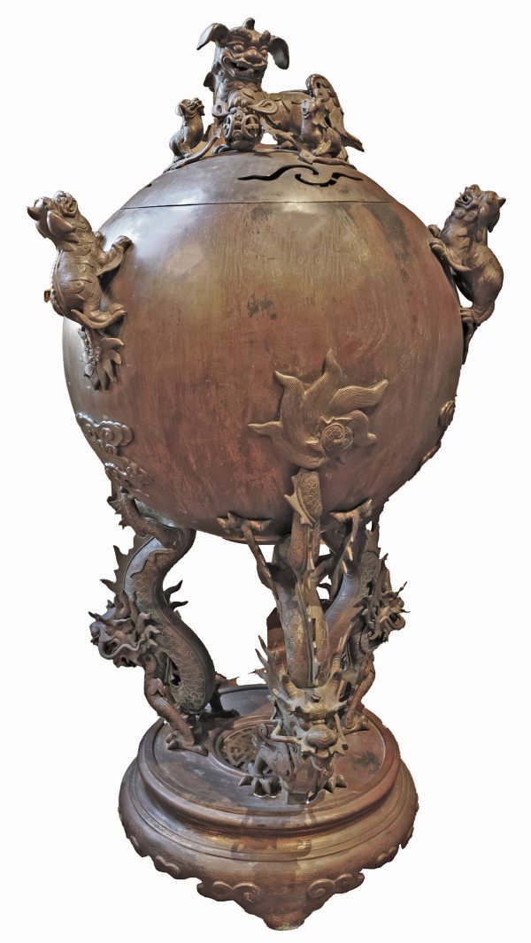 Imposing bronze kōro incense burner, Japan, Meiji period, 1868&ndash;1912