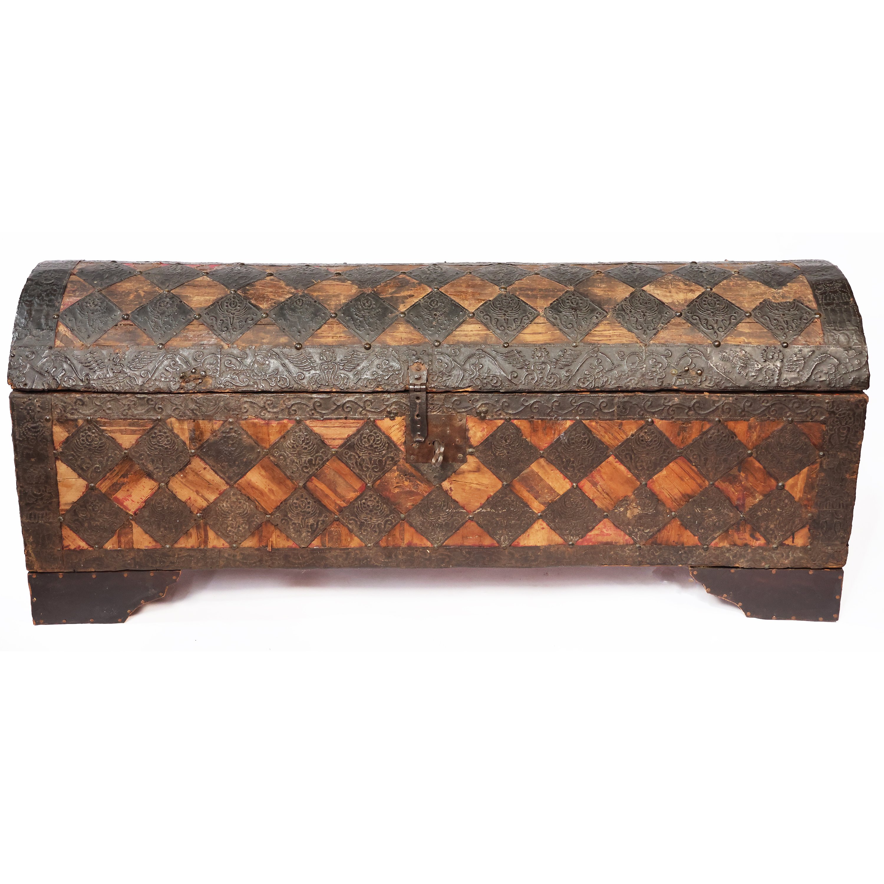 An Italian chest in solid fir wood covered in velvet, with sheet metal diamond-shaped decorations featuring embossed engravings, 16th century - 1500