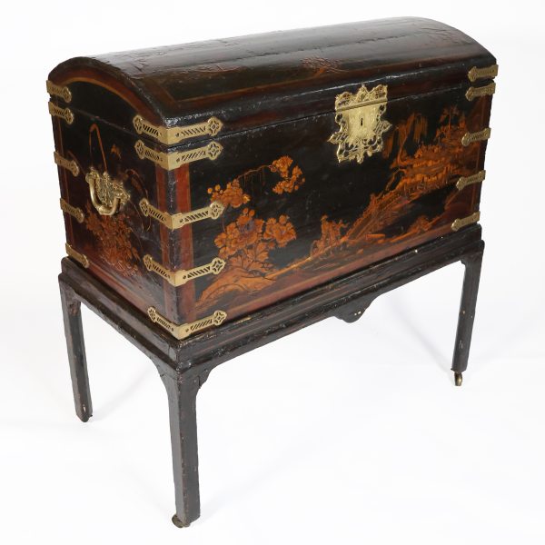 An English lacquered wood chest, decorated with chinoiseies scenes, 18th-19th century