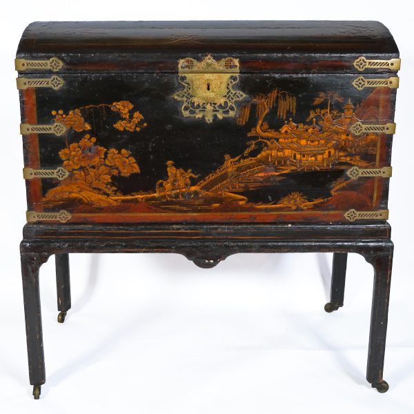 An English lacquered wood chest, decorated with chinoiseies scenes, 18th-19th century
