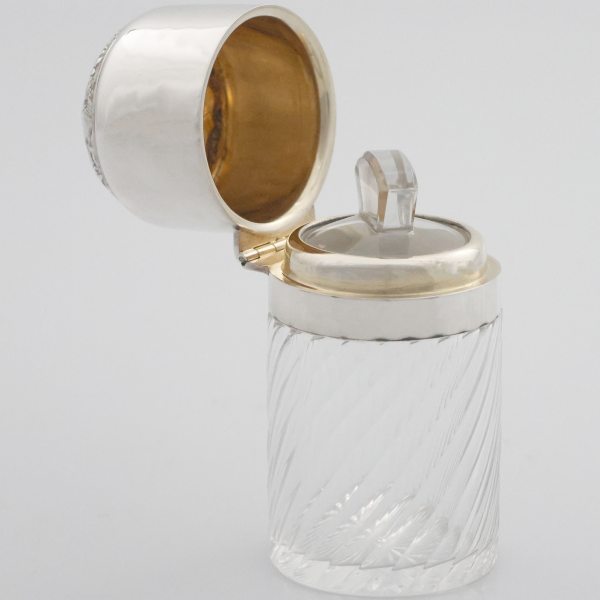 A French perfume bottle in glass and embossed and chiseled silver, 19th-20th century
