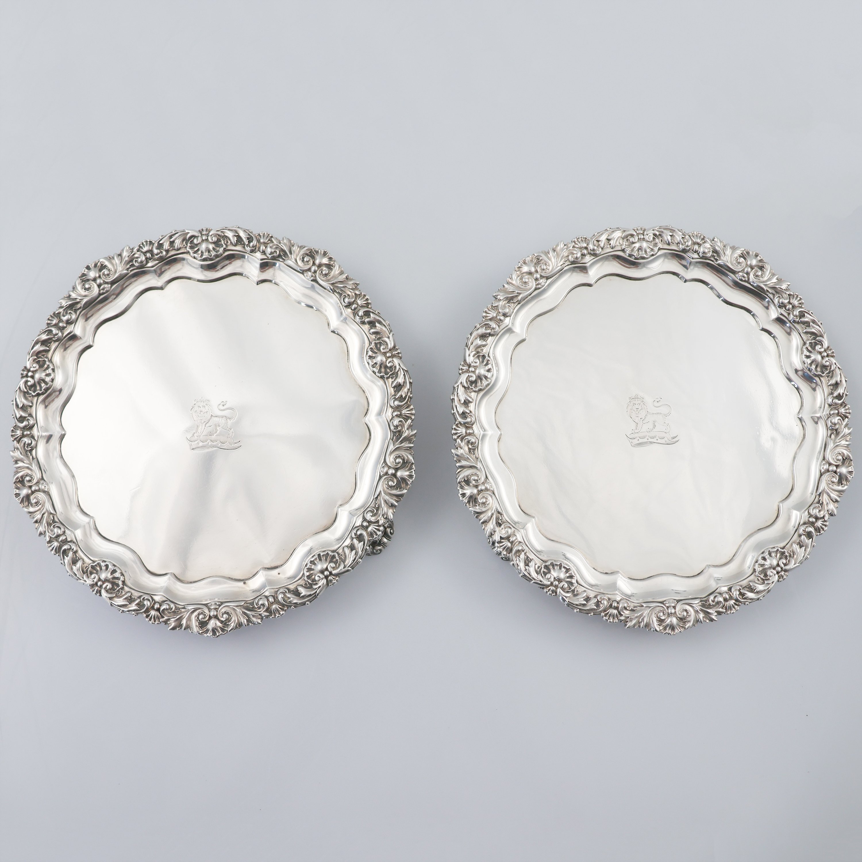 A George III pair of sterling silver salvers, Paul Storr, London, 1819 - Paul Storr - 1819