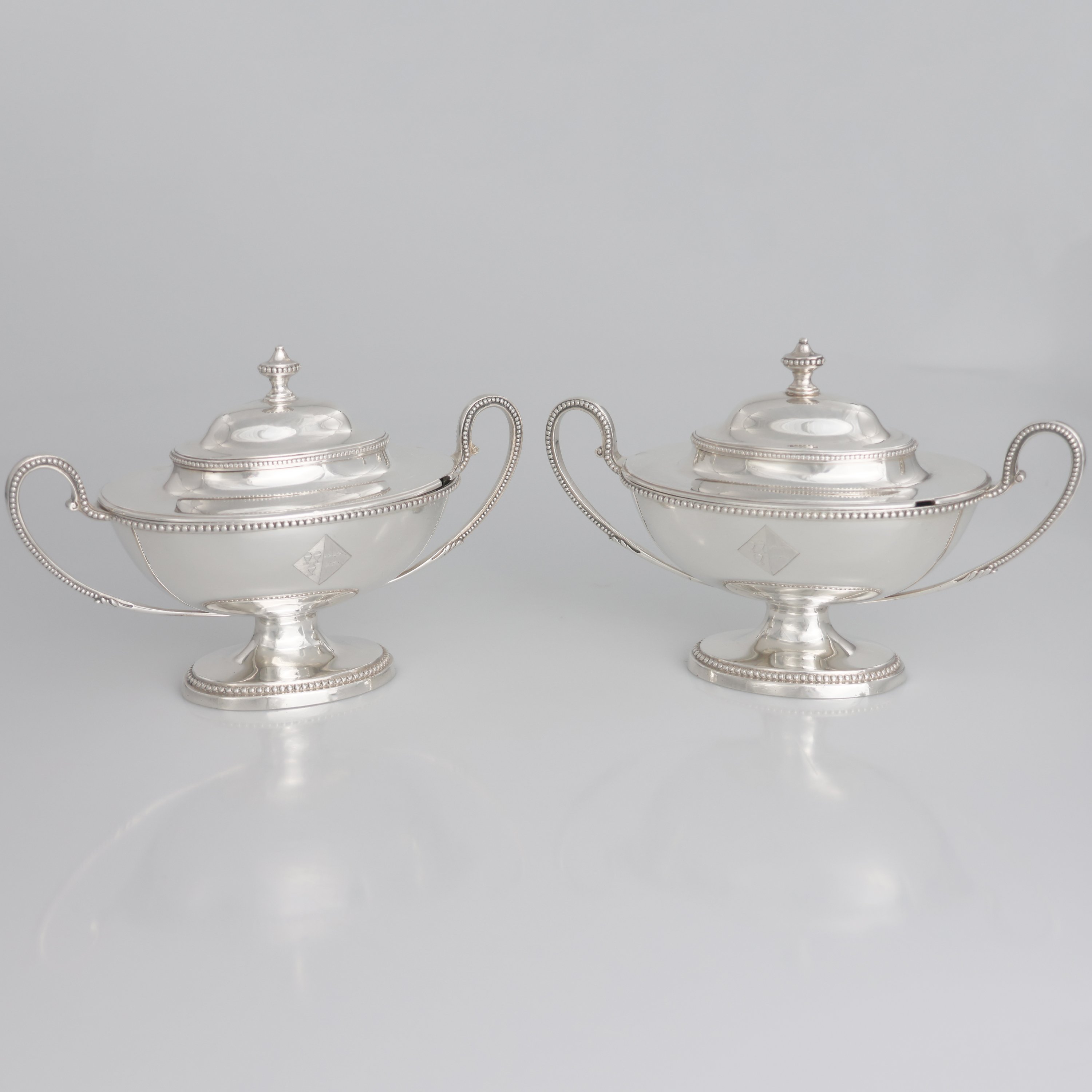 A pair of George III sterling silver sugar bowls and covers, Thomas Chawner, London, 1783 - Thomas Chawner - 1783