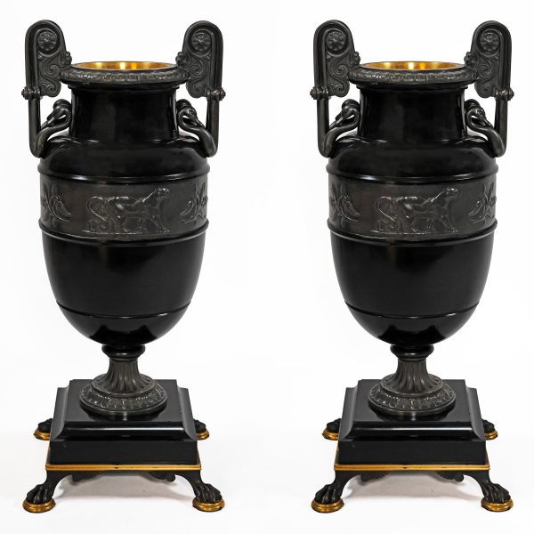 Hippolyte Heizler; Coppia di urne in marmo Noir de Namur con montature in bronzo patinato circa 1865