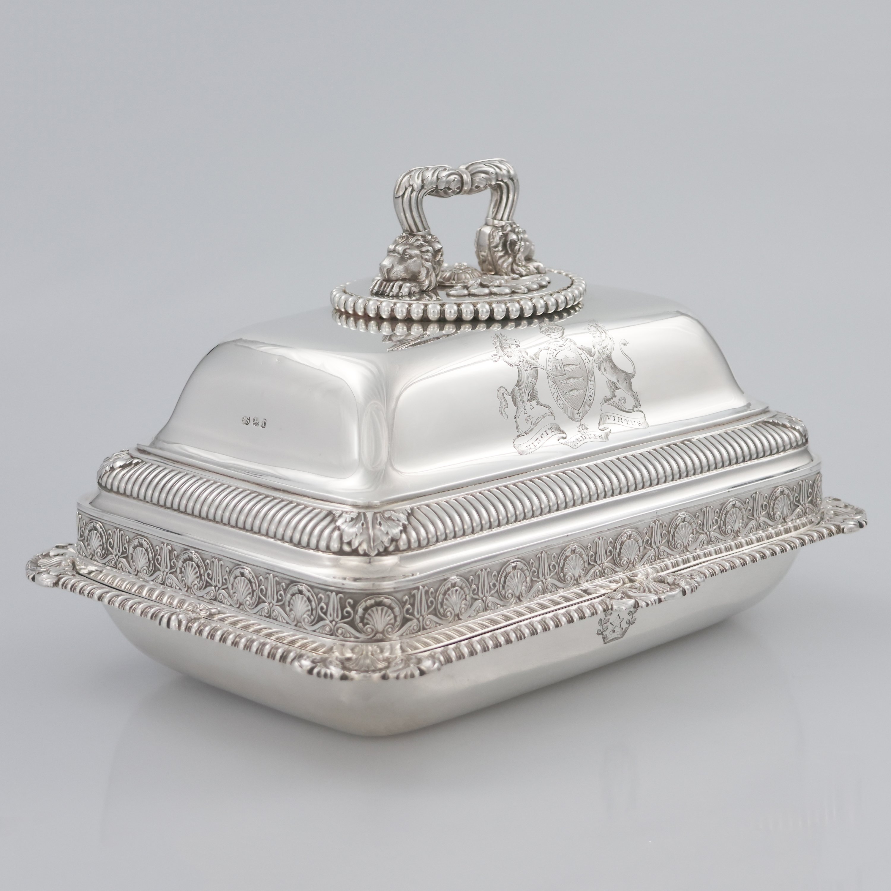 An important sterling silver covered vegetable dish, from the Sir Thomas Picton Service, Paul Storr, London, 1814 - Paul Storr - 1814
