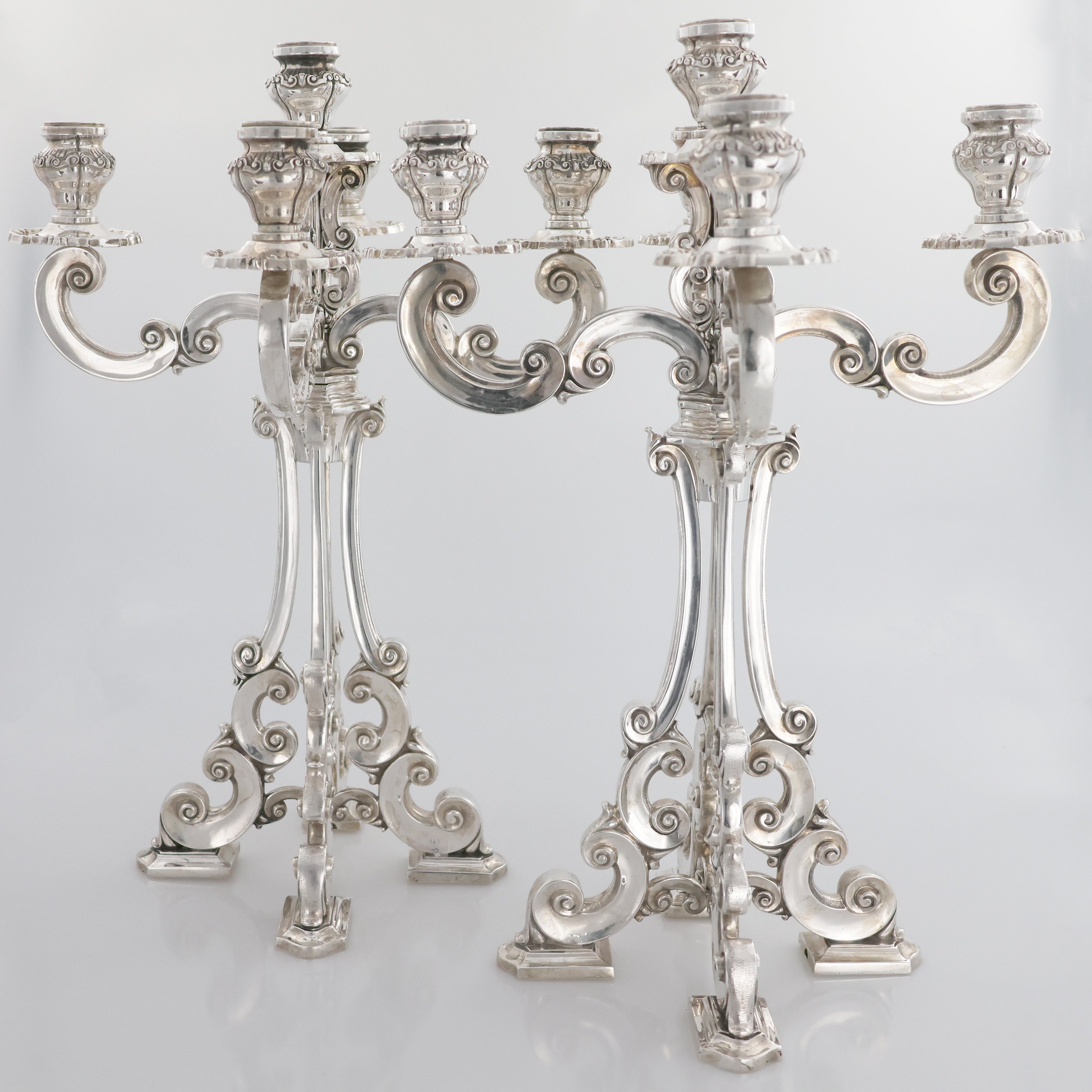 An Italian pair of large silver five-light candelabra, Mario Buccellati, Milan, 20th century - Mario Buccellati - 1900