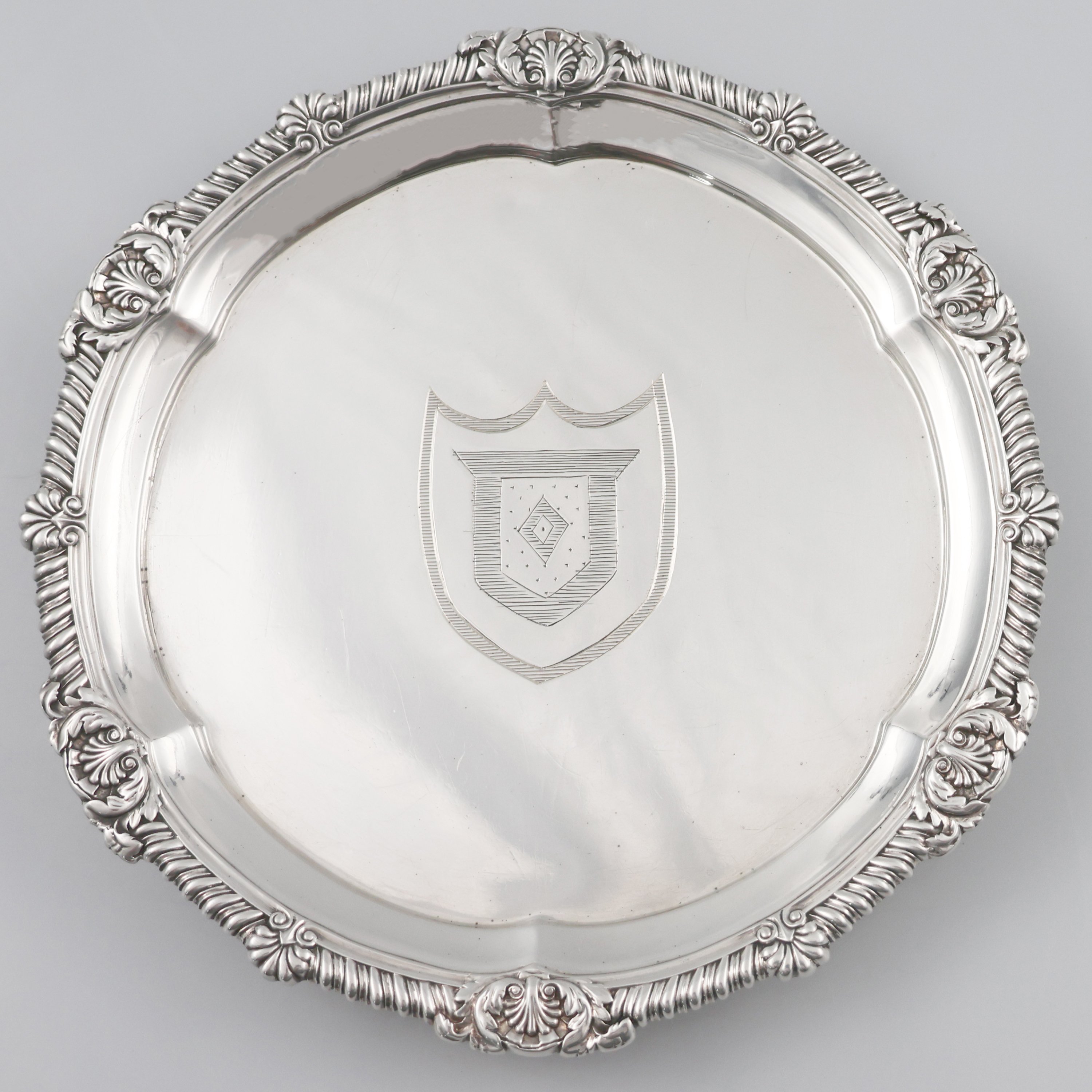 A George IV sterling silver salver, Paul Storr, London, 1825 - Paul Storr - 1825