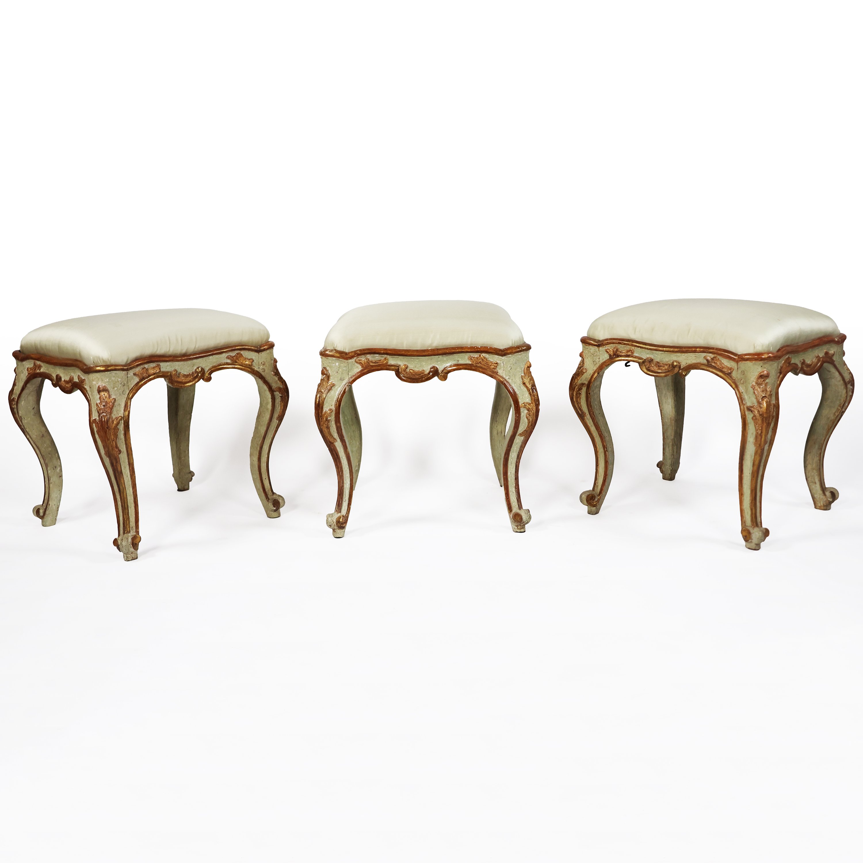 A North Italian set of three carved, lacquered and giltwood stools. Giovanni Battista Ugliengo. Made for the library of the Royal Hunting Lodge of Stupinigi. Turin, 18th century - Ugliengo Giovanni Battista - 1700