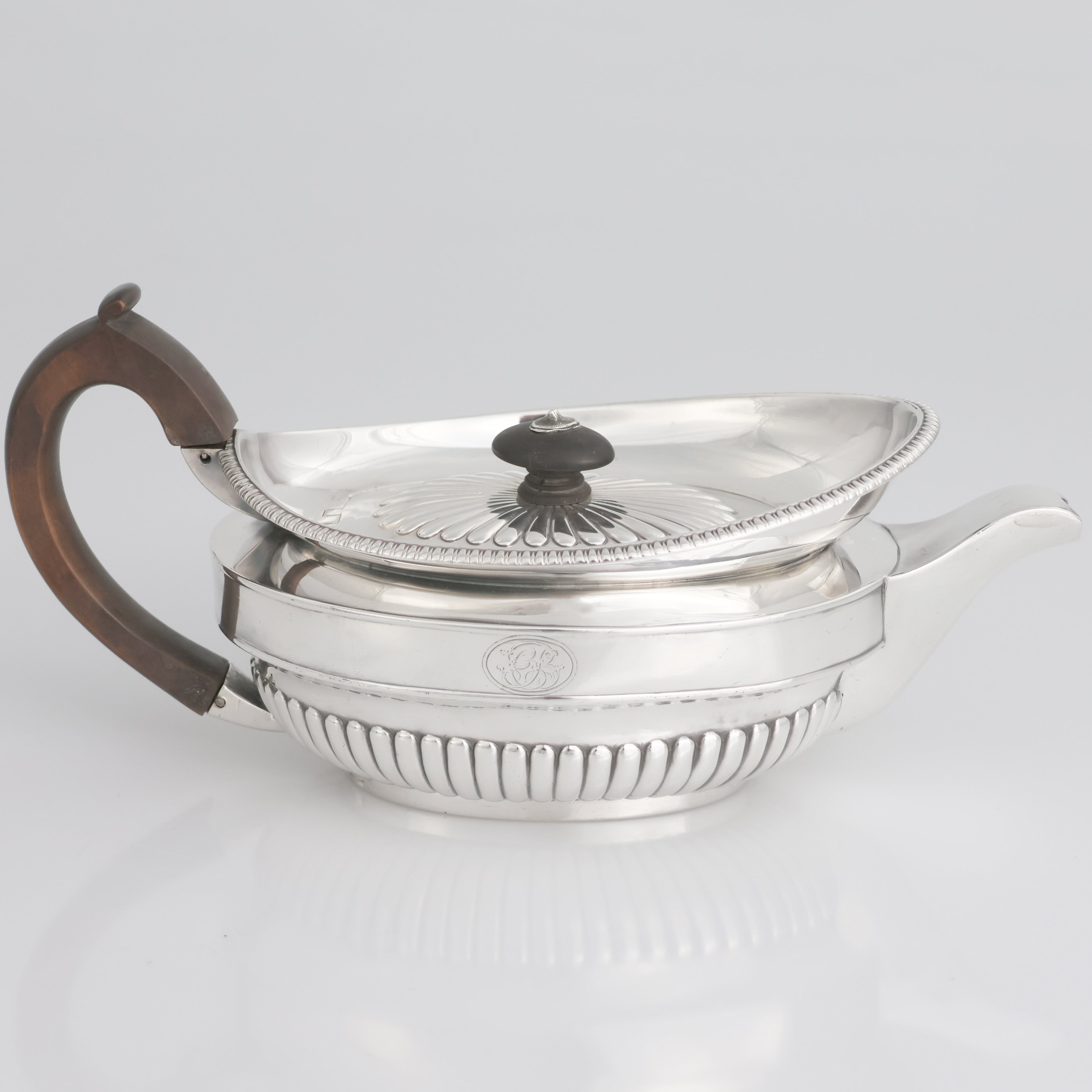 A George III sterling silver teapot, Paul Storr, London, 1810 - Paul Storr - 1810