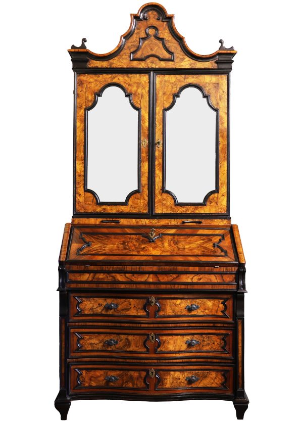 An Italian veneered in walnut wood and burl bureau cabinet. Lombardy, 18th century