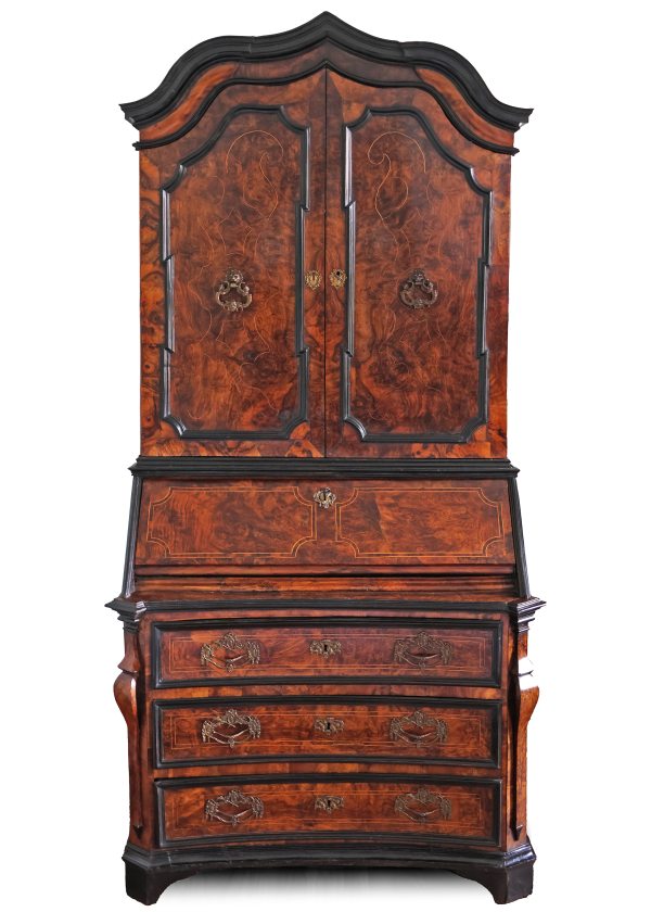 An Italian bureau cabinet veneered in walnut wood and burl. Rome, 18th century
