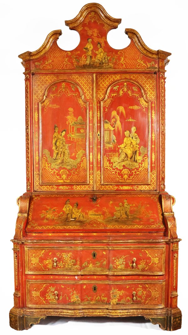An important North Italian lacquered wood trumeau, decorated with chinoiseries scenes. Venice, 18th