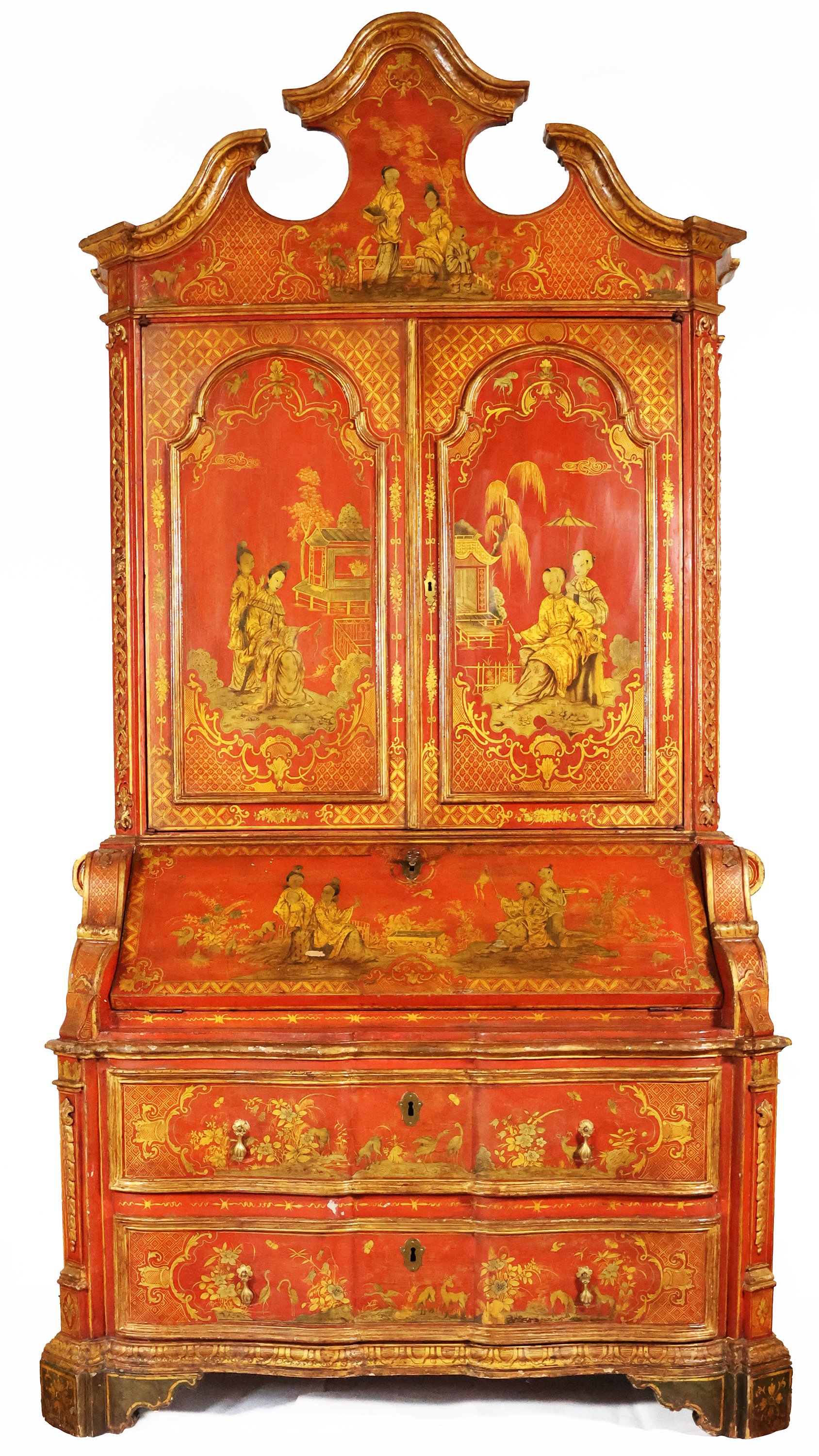 An important North Italian lacquered wood trumeau; decorated with florar, geometric motifs and chinoiseries scenes. Venice, 18th century - 1700