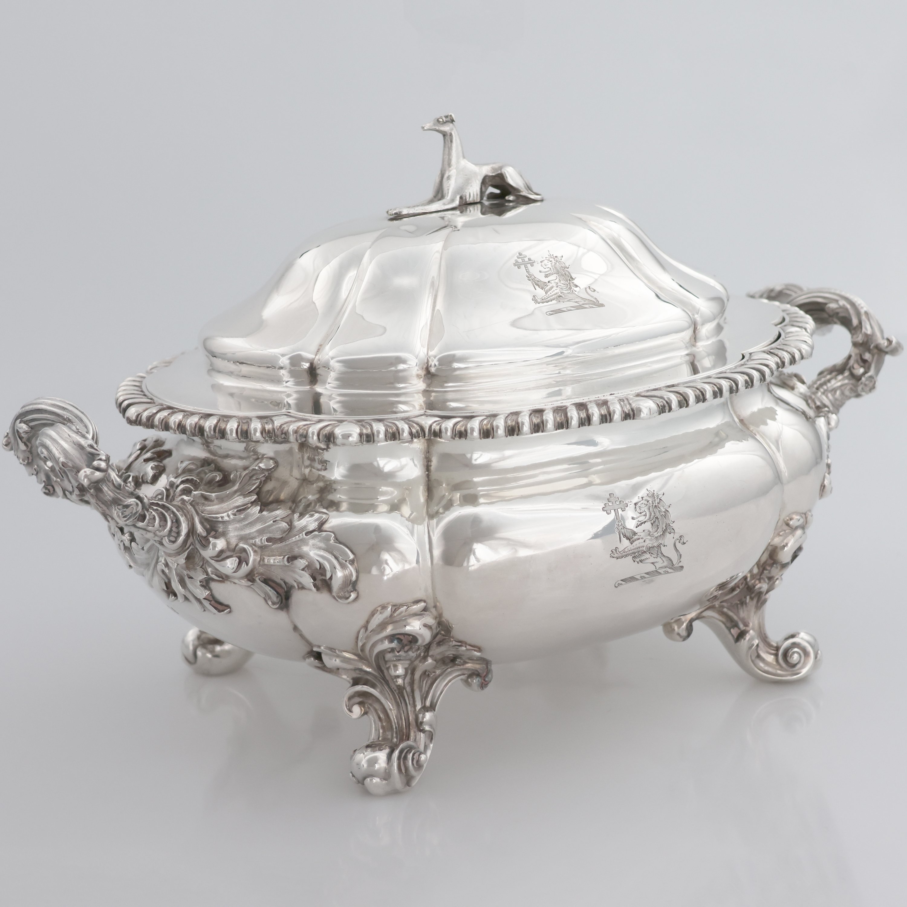 A George III sterling silver soup tureen, Paul Storr, London, 1813 - Paul Storr - 1813