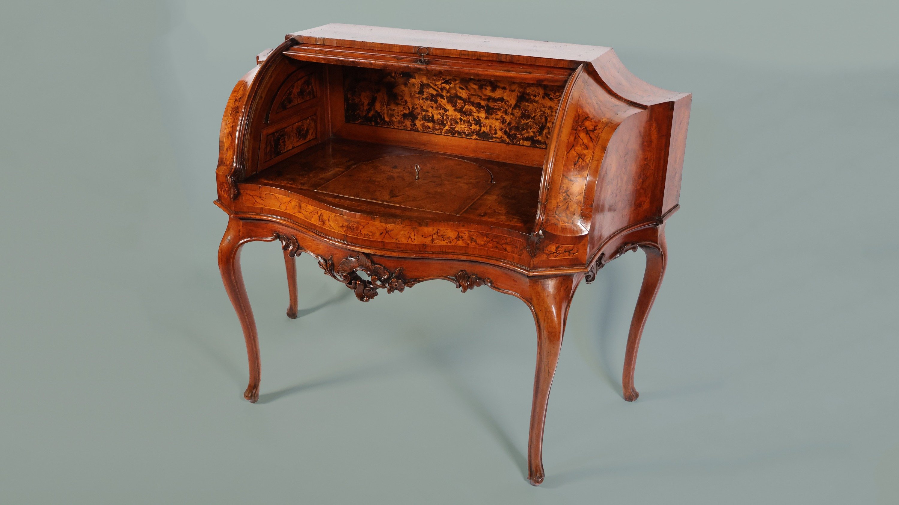 An Italian roll-top desk in walnut wood and thuja burl, Verona, 18th century
